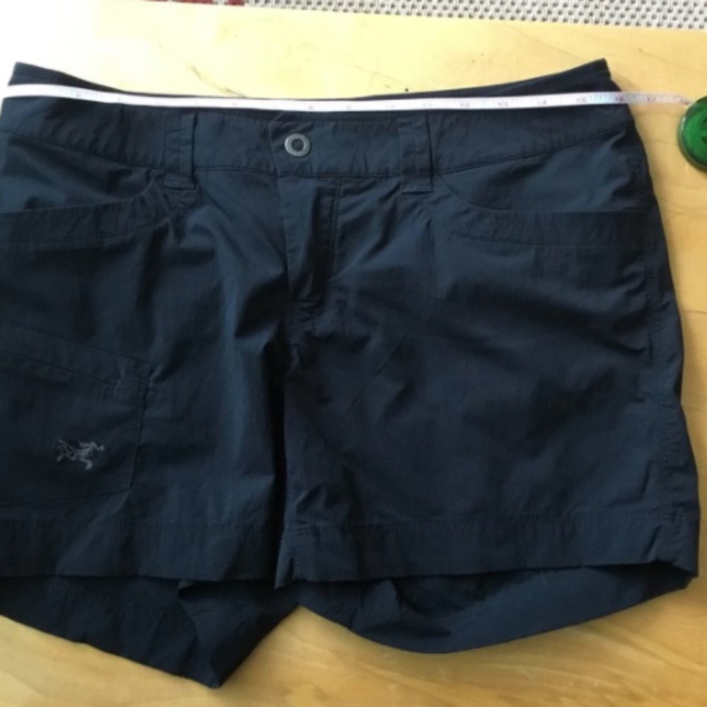 ARC’TERYX black women’s size 8 shorts. Like New!